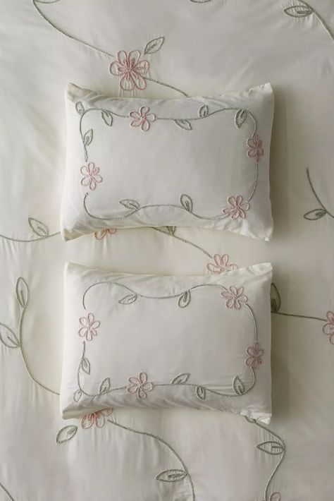 Falling Vines Floral Sham Set | Urban Outfitters Urban Outfitters Duvet Cover, Green Floral Bedroom, White Floral Duvet Cover, Urban Outfitters Duvet, Urban Outfitters Bedroom, Urban Outfitters Bedding, Solid Bedding, Decorative Pillows On Bed, Pillows For Bed