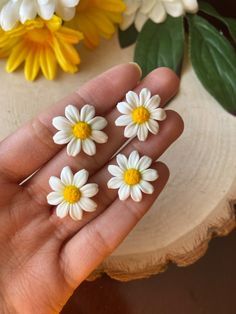 Polymer Clay Daisies, Clay Flower Magnets, How To Make Polymer Clay Flower Earrings, Daisy Polymer Clay, Cute Clay Earrings Aesthetic, Polymer Clay Summer Ideas, Polymer Clay Spring Ideas, Daisy Clay Earrings, Polymer Clay Earrings Spring