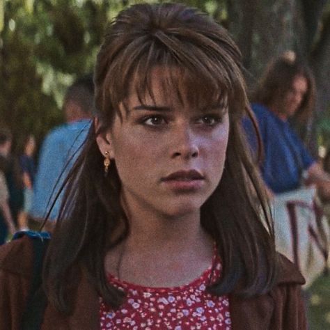 Sidney Prescott Hair, Sydney Prescott Outfit, Sydney Prescott, Scream Movie Poster, Sidney Prescott, Scream 1996, Scream 1, Scream Cast, Neve Campbell