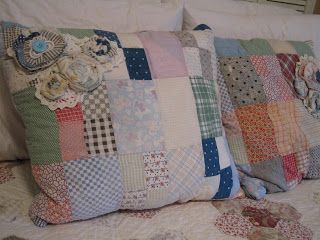 Shabby Quilt, Recycle Crafts Diy, Quilt Display, Old Quilts, Sewing Pillows, Linen Quilt, Antique Quilt, Antique Quilts, Quilt Stitching