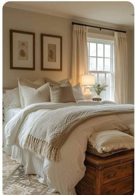 Traditional Country Bedroom, Cottage Spare Bedroom, Best Guest Bedroom Ideas, Room Inspo Cozy Aesthetic, Nancy Meyers Interiors Master Bedrooms, Small Country Bedroom Ideas, Minimalist Cottage Bedroom, How To Make Apartment Cozy, Cottage Guest Bedroom Ideas