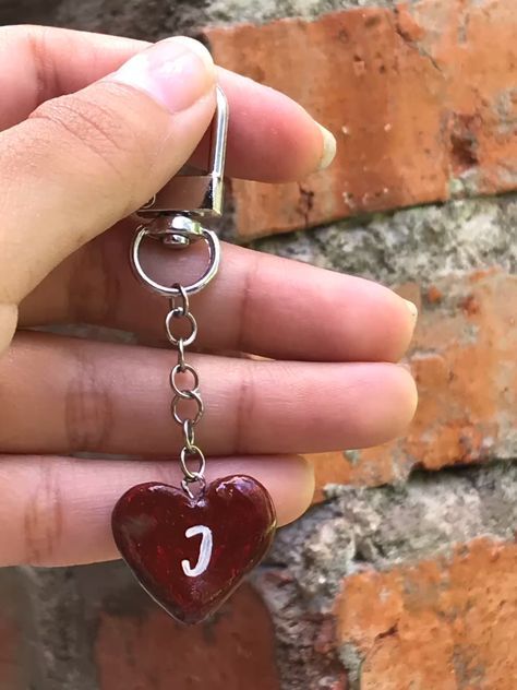 Things To Do For Ur Boyfriend, Boyfriend Clay Ideas, Boyfriend Small Gifts Ideas, Couples Keychains Diy, Clay Gifts For Boyfriend Diy, Clay Charms Keychain, Clay Trinkets Diy, Clay Keychain For Boyfriend, Clay Boyfriend Gifts