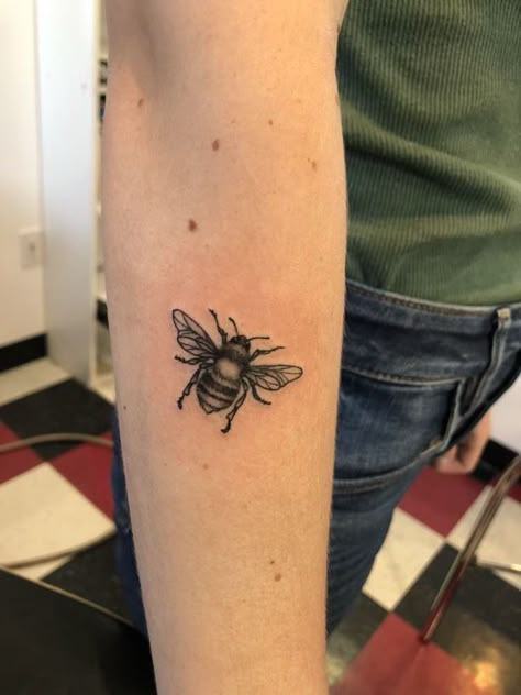 Tattoo Bee, Amazing 3d Tattoos, Bee Tattoos, Insect Tattoo, Bug Tattoo, Petite Tattoos, Bee Tattoo, 3d Tattoos, Simple Tattoo