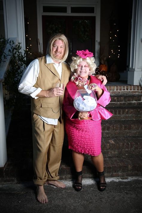 Haymitch & Effie - Hunger Games Hunger Games Family Costume, Hunger Games Halloween Costumes, Hunger Games Haymitch, Hunger Games Effie, Hunger Games Capitol, Hunger Games Costume, Capitol Couture, The Hunger Games Books, Quarter Quell