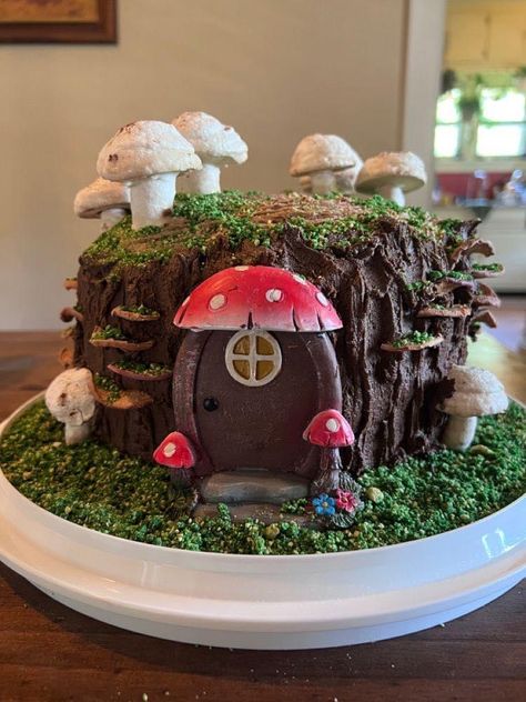 Fairy Mushroom Birthday Cake, Mushroom House Cake, Mushroom Gingerbread House, Mushroom Theme Birthday Party, Mushroom Theme Cake, Mushroom Gender Reveal, Mushroom Party Ideas, Mushroom Cake Ideas, Mushroom Theme Party