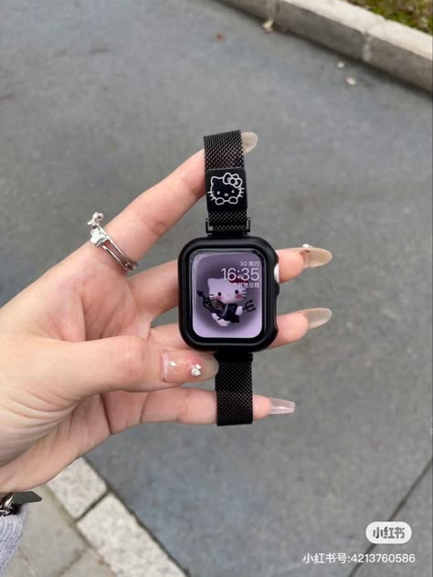 Smart Watch Aesthetic, Ipad Headphones, Apple Watch Hacks, Preppy Accessories, Pretty Watches, Apple Watch Fashion, Tech Aesthetic, Cute Watches, All Black Fashion