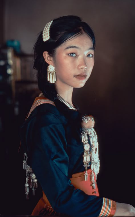 Hmong Photoshoot Photo Ideas, Hmong Traditional Clothing, Lao People, Hmong Clothes Photoshoot, Lao Culture, East Asia, Feminine Beauty, Female Character Design, Photo Reference