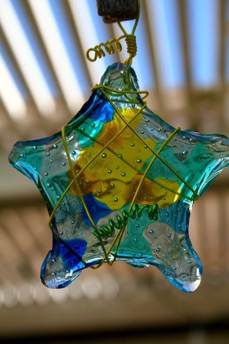 DIY melted bead sun catcher | Loosygoosey's Blog Melted Bead Suncatcher, Plastic Beads Melted, Melted Pony Beads, Melted Plastic, Crafty Mama, Melting Beads, Crafty Craft, Pony Beads, Plastic Beads