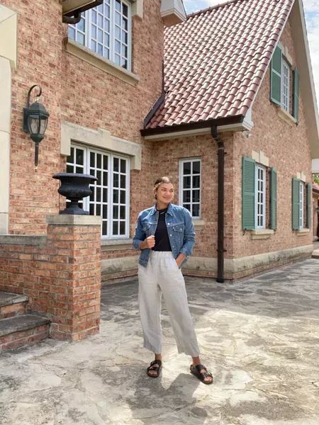 Beautiful spring Friday! Wearing cropped linen pants, a basic tee, buckle sandals, and a denim jacket for when it gets chilly #LTKunder100 #LTKstyletip #LTKFind Street Styl, Cropped Outfits, Crochet Hoodie, Jean Jacket Outfits, Cropped Linen Pants, Trendy Crochet, Linen Crops, Modern Crochet, Buckle Sandals