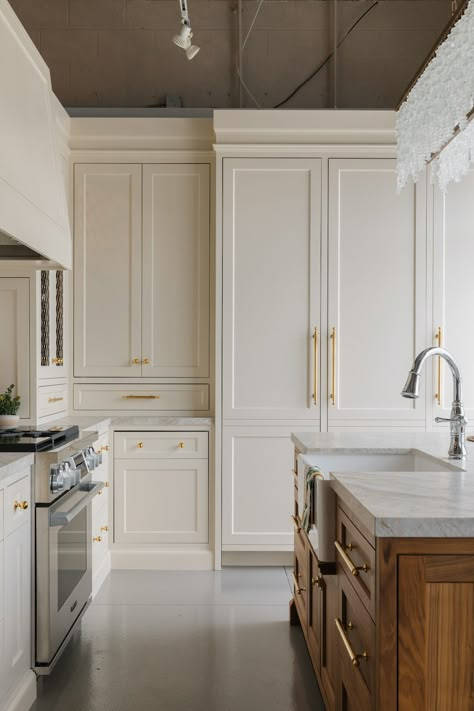 SHOWROOM CREAM KITCHEN - THE CABINET GALLERY Inset Kitchen Cabinets, Beige Kitchen Cabinets, Cream Kitchen Cabinets, Taupe Kitchen, Armac Martin, Kitchen Suite, Cream Kitchen, Beige Kitchen, Timeless Kitchen