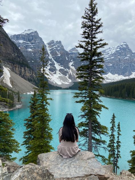 Nature lake, Photoshoot idea Lake Moraine Photoshoot, Canada Pictures Instagram, Banff Photo Ideas, Alberta Aesthetic, Photoshoot Ideas Travel, Canada Photoshoot, Mountain Photoshoot Ideas, Hiking Picture Ideas, Travel Photo Ideas