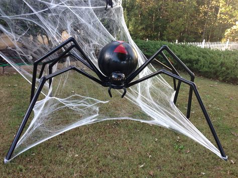 Giant spider! Made from PVC  and other various components... Giant Spider Halloween Diy, Diy Spider Decorations, Diy Halloween Spider, Pasteles Halloween, Spiders Halloween, Cheap Diy Halloween Decorations, Dekorasi Halloween, Front Yard Decor, Halloween Crafts Preschool