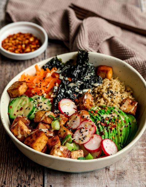 Quinoa Sushi Bowl, Healthy Sushi Bowl, Tofu Quinoa Bowl, Quinoa Tofu, Cafeteria Kitchen, Tofu Quinoa, Tofu Bowls, Japanese Desserts, Plats Healthy