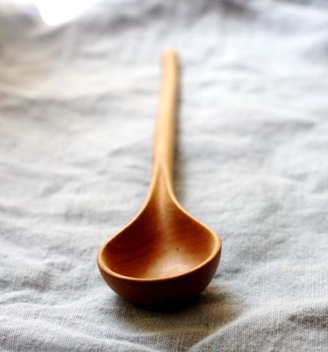 I have a beautiful wooden spoon, one of my favorite things in my kitchen. It was carved by hand and because of that, it was expensive. Totally worth it, in my view, but a once in a lifetime purchase for me. Every now and then I wish I could afford to give one as a gift but cost prohibits. So when I stumbled on an old article from Mother Earth News on how to carve your own wooden spoon, I was intrigued. Wooden Kitchen Utensils Handmade, Wooden Spoon Diy, Spoons Diy, Wooden Spoon Carving, Small Wooden Spoons, Wood Spoon Carving, Carved Spoons, Spoon Carving, Wood Utensils