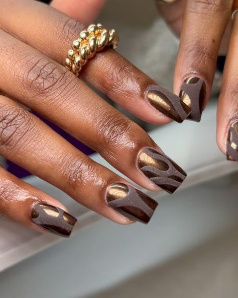 Ray on Instagram: "𝓒𝓱𝓸�𝓬𝓸𝓵𝓪𝓽𝓮 𝓒𝓱𝓻𝓸𝓶𝓮 ⚜️" Brownie Chrome Nails, Thanksgiving Nails Chrome, Caramel Nails Design, Chrome Matte Nails, Chocolate Chrome Nails, Chrome Nails Fall, Brown Chrome Nails, Chocolate Brown Nails, Chocolate Chrome