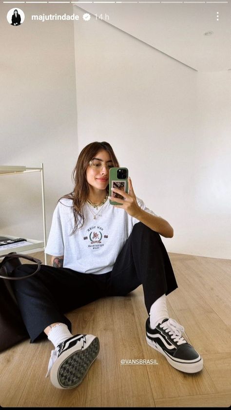 Edgy Lesbian Style, Vans Inspo Outfit, Korean Boyish Outfit, Soft Pants Outfit, Period Outfit Comfy, Vans Outfit Aesthetic, Vans Outfit Womens, Oversized Tee Outfit, Skate Outfit