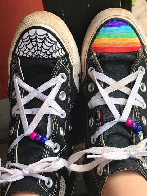 Writing In Converse, Sharpie On Converse, Converse Designs Ideas Drawing, Converse Shoes Laces Ideas, Converse Shoes Ideas, Things To Draw On Your Shoes, Converse Shoe Laces Ideas, Drawing On Shoes Ideas, Drawn On Converse