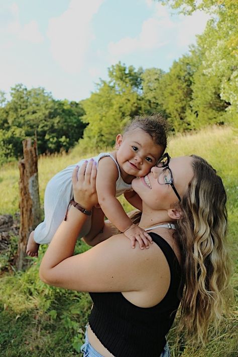 Cute Niece And Aunt Pics, Auntie Pictures Ideas, Cute Aunt And Nephew Pictures, Uncle And Niece Photography, Auntie And Niece Photoshoot Ideas, Aunt And Nephew Photoshoot Photo Ideas, Auntie Nephew Photoshoot, Aunt Pictures With Niece, Aunt Nephew Photoshoot