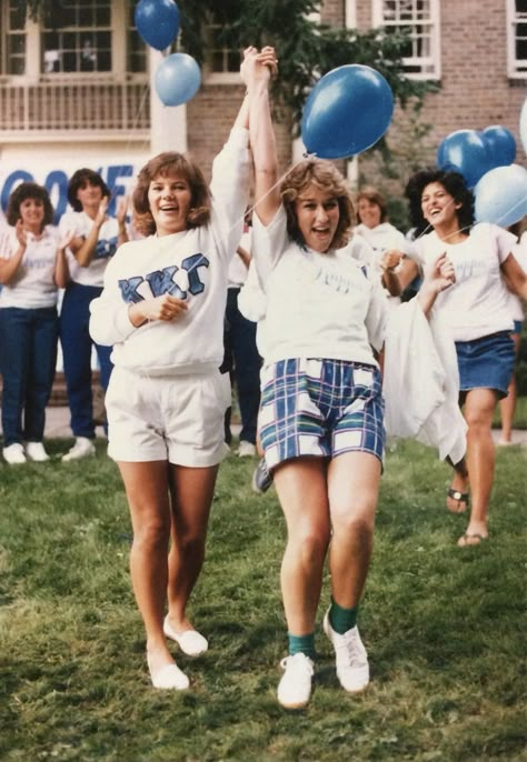 Vintage Sorority Pictures, Wiggin Out Sorority, 2000s Sorority Theme, Sorority Rush Aesthetic, Kappa Kappa Gamma Aesthetic, Vintage Ford Bronco Aesthetic, Kkg Canvas, Kappa Aesthetic, Sisterhood Photoshoot