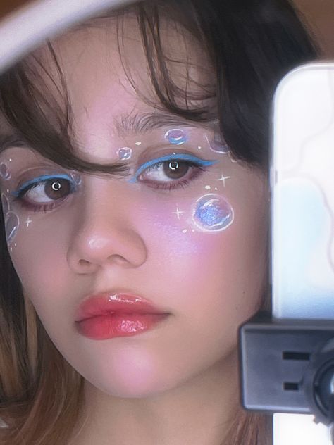 Makeup Bubbles Inspired Makeup, Bubbles Costume Ideas, Face Paint Bubbles, Bubbles Eye Makeup, Bubbles Face Paint, Jellyfish Makeup Look, Bubble Fairy Costume, Bubble Eye Makeup, Jelly Fish Make Up