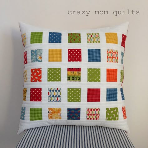 crazy mom quilts: contact print pillow (a tutorial) using mini charm pack of Potluck by American Jane for Moda. Love the primary colors! Quilted Pillow Covers, Sewing Cushions, Pillow Inspiration, Crazy Mom, Pillow Tutorial, Patchwork Cushion, Pretty Pillow, Patchwork Pillow, Sewing Pillows