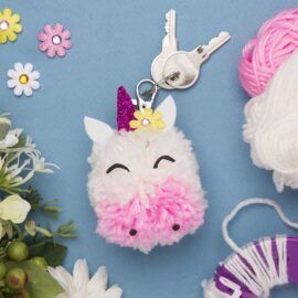 Craft Ideas For Teen Girls, Unicorn Crafts For Kids, Keyring Craft, Unicorn Craft, Diy Pom Poms, Crafts For Teens To Make, Unicorn Crafts, Pom Pom Crafts