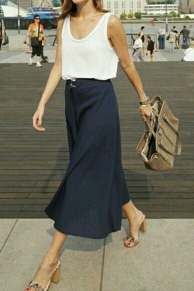 Minimal Classic Outfit, Spring Outfit Women, Navy Midi Skirt, Gala Gonzalez, Cooler Style, Walking Down The Street, Mode Inspo, Inspired Outfits, Blue Skirt