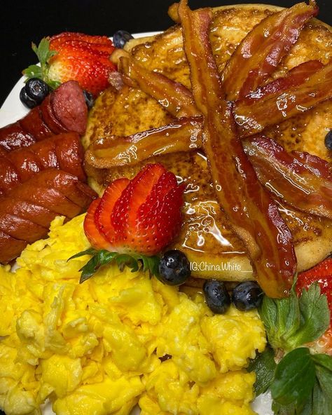 Moms Cooking, Soul Food Dinner, Food Crush, Brunch Dishes, Food Therapy, Food Drinks Dessert, Breakfast Brunch Recipes, Food Platters, Tasty Food