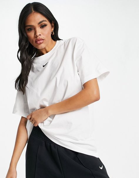 Nike Tshirt Outfit, Nike T Shirts Women, Nike Shirt Outfit, Nike Tracksuits, Blackpink 2022, Cute Lounge Outfits, Gym Tops Women, Nike Essentials, Annie Leblanc