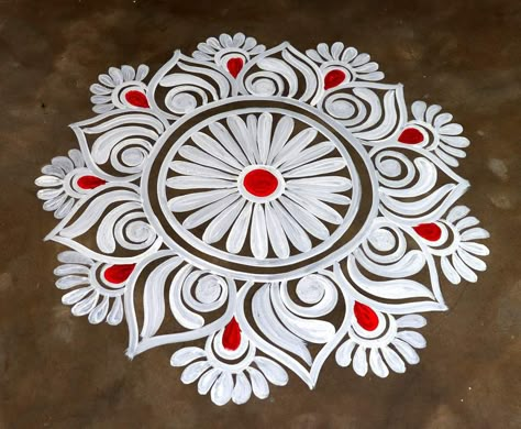 Red White Rangoli, Alpona Rangoli Design, Rangoli Designs Paint, Diwali Alpana Designs, Alpana Rangoli Design, Big Alpona Design Bengali, Small Alpona Designs, Rangoli Circle Designs, White Paint Rangoli