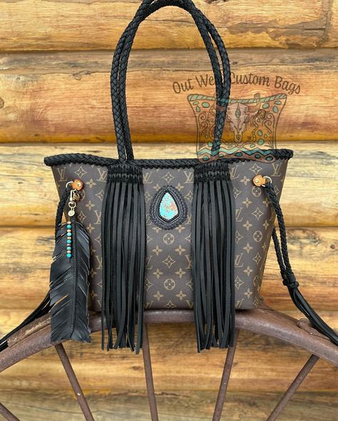 I’d love to do another sleek black #Neverfull with the perfect #leatherfeather #accessory Delivery Pictures, Louis Vuitton Neverfull Monogram, Monogram Neverfull, Neverfull Mm Monogram, Out West, Louis Vuitton Neverfull Mm, Boho Bags, Neverfull Mm, Hand Tooled Leather