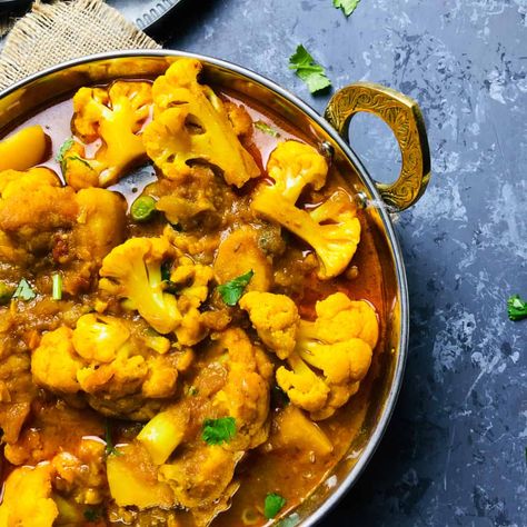 Aloo Gobi (Potato Cauliflower Curry) Gobi Curry, Potato Cauliflower Curry, Easy Vegan Curry, Gobi Recipes, Aloo Curry, Cauliflower Potatoes, Indian Cookbook, Aloo Gobi, Naan Recipe