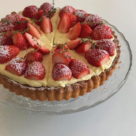 Strawberry Dessert Aesthetic, Home Made Cake, Dessert Aesthetic, Strawberry Dessert, Snack Cake, Food Obsession, Cafe Food, Interesting Food Recipes, Pretty Food