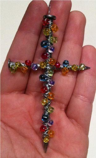 Put beads on wire then wrap around two nails to make a cross Christian Crafts, Cross Crafts, Vbs Crafts, Church Crafts, Craft Booth, Beaded Cross, Sunday School Crafts, Bible Crafts, A Cross