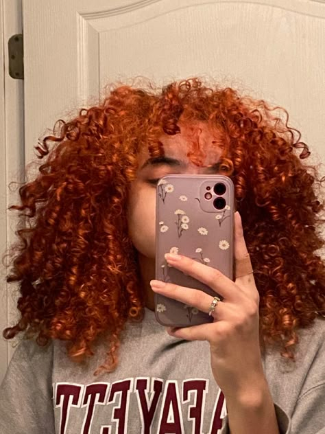 Ginger Red Natural Curly Hair, Dye Hair Inspo Aesthetic, Red Hair With Curly Hair, Red Orange Curly Hair Black Women, Ginger Hair Mixed Women, Cute Colors To Dye Your Curly Hair, Cooper Hair Color On Curly Hair, Orange Dyed Curly Hair, Copper Red On Curly Hair