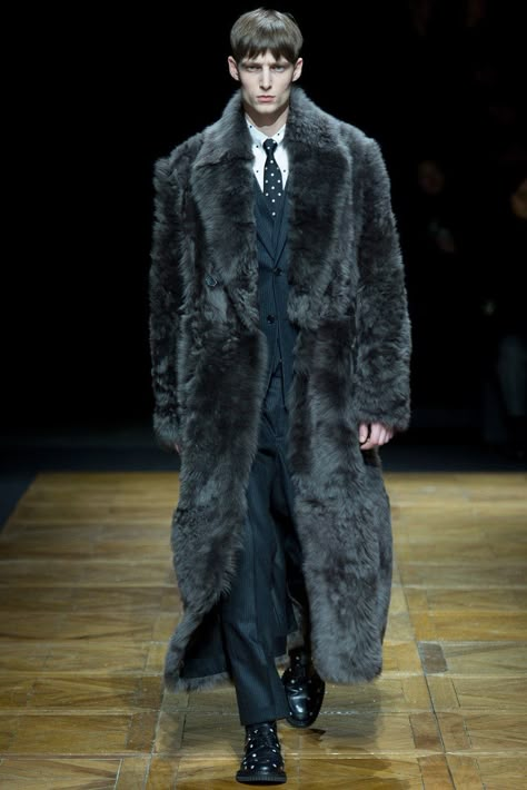 Dior Homme Fall 2014 Menswear collection, runway looks, beauty, models, and reviews. Mens Fur Coat, Winter Fur Coats, Mens Fur, Fur Coat Men, Coat Outfits, Menswear Collection, Fur Fashion, Fur Coats, Fall 2014