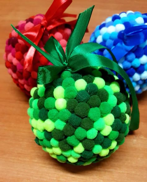 Xmas Decorations Diy, Holiday Diy Projects, Christmas Craft Projects, Noel Diy, Christmas Centerpieces Diy, Pom Pom Crafts, Easy Christmas Crafts, Christmas Ornament Crafts, Homemade Christmas Gifts