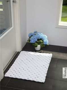 Virkattu Kinos-matto: Helppo ohje | Katrin Tilkkukauppa Rugs On Carpet, Home Diy, Carpet, Knitting, Crochet, Home Decor, Home Décor