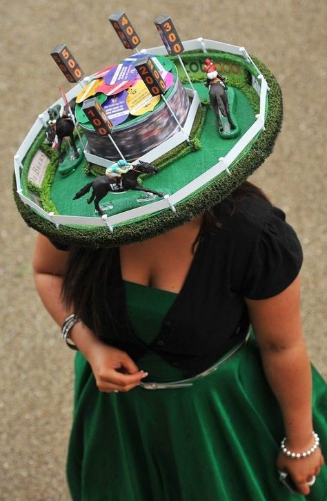 crazy headdress | LPnius: The most strange hats! Kentucky Derby Diy, Diy Kentucky Derby Hat, Kentucky Derby Party Hats, Derby Hats Diy Ideas, Kentucky Derby Hats Diy, Derby Hats Diy, Horse Race Hats, Crazy Hat Day, Royal Ascot Hats