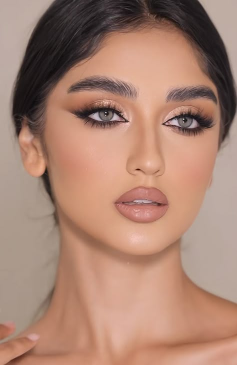 Sharp Eye Makeup Look, Arab Glam Makeup, Arabic Wedding Makeup, Arab Eye Makeup, Arab Makeup Looks, Arabic Makeup Looks, Golden Makeup Look, Cat Eye Makeup Look, Arab Makeup