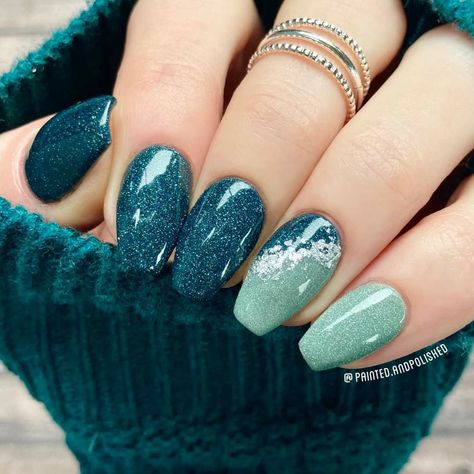 Short Teal Nail Designs, Trendy Winter Nail Colors 2022, Nails Inspiration Teal, Dark Teal Fall Nails, Teal Gel Nails Ideas, Teal Gel Nail Designs, Dip Nails With Glitter, Teal Dip Nails, Nails Teal Blue