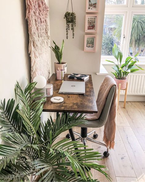 Brown Desk Decor, Earthy Desk, Small Home Office Decor, Bedroom Wooden Furniture, Study Table Organization, Work Space At Home, Office Brown, Office Vibes, Brown Desk