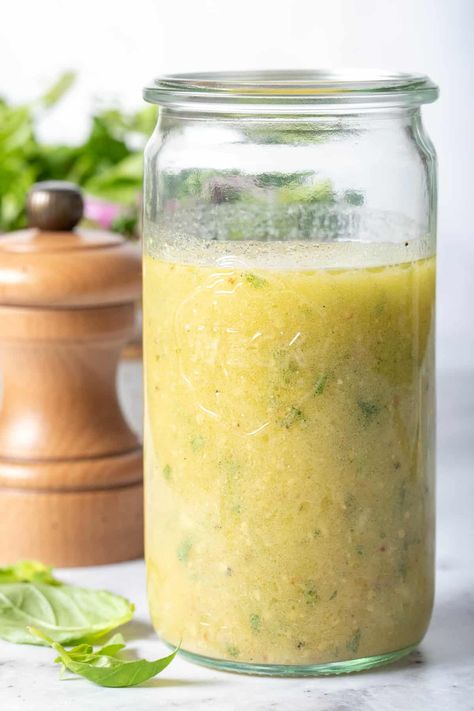 Fresh Basil Dressing Basil Dressing Recipe, Basil Vinaigrette Dressing, Dijon Vinaigrette Dressing, Lemon Basil Vinaigrette, Ginger Salad Dressings, Avocado Salad Dressing, Spring Mix Salad, Kale Quinoa Salad, Dressing For Fruit Salad