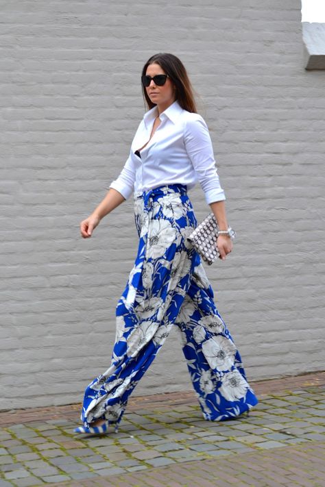 Palazzo pants, Zara, white shirt, H&M, Chanel sunnies, blogger, streetstyle. For more check www.hannekeverstegen.com Blue Palazzo Pants Outfit, Flower Pants Outfit, Zara White Shirt, Palazzo Pants Outfit, Printed Pants Outfits, White Shirt Outfits, Summer Pants Outfits, Flower Pants, Printed Trousers