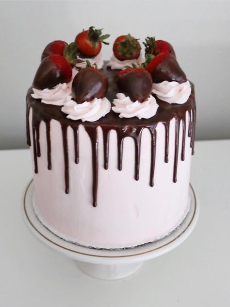 White Cake With Strawberry Filling, Strawberry Cream Filling, Birthday Cake For Women Simple, Cake With Strawberry Filling, Chocolate Ganache Drip, Chocolate Fruit Cake, Chocolate Covered Strawberry Cake, Baby Reveal Cakes, Ganache Drip