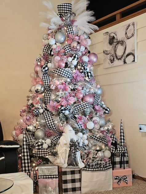 Pink And Black Christmas Tree Decoration, Pink Black And White Christmas Tree, Fun Christmas Tree Ideas For Kids, Pink And Black Christmas Tree, Black And Pink Christmas, Pink And Black Christmas, Black And White Christmas Tree, Black Christmas Tree Decorations, Black Christmas Tree