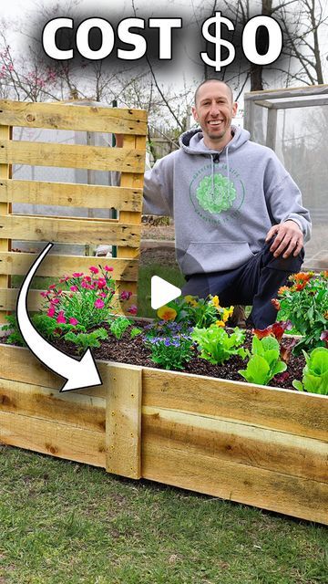 Garden Bed Diy Simple, Diy Raised Garden Bed Apartment, Easy Garden Boxes Diy, Palette Garden Bed, Wooden Pallet Garden Raised Beds, How To Make A Raised Garden Bed From Pallets, Homemade Garden Beds, Pallet Raised Planter, Diy Easy Garden Bed