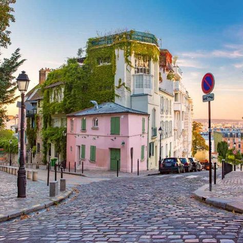 Paris Neighborhoods, Montmartre Paris, Paris Map, Paris Cafe, Visit Paris, Cool Cafe, Pink Houses, Bastille, Powerpoint Design