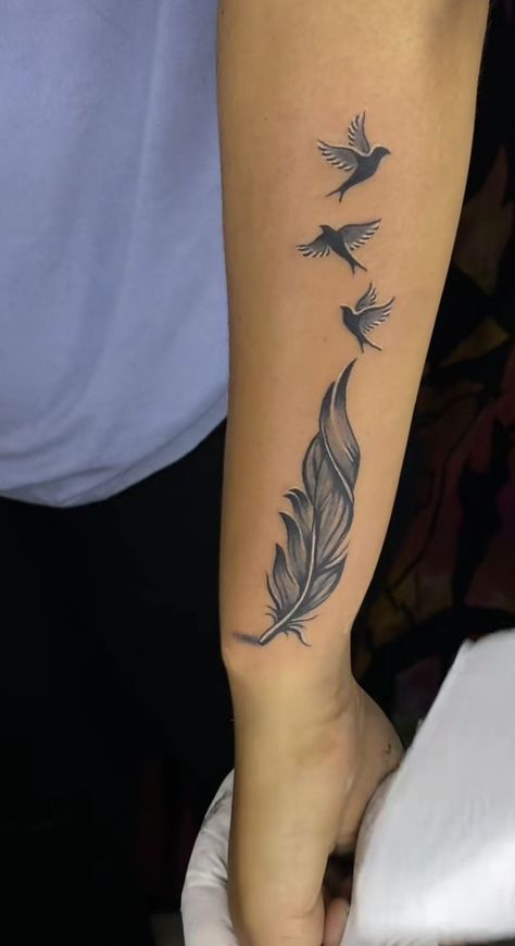 tattoo Unique Feather Tattoos For Women, Tattoo Plume, Tattoos For Dad Memorial, Feather With Birds Tattoo, Freedom Tattoos, Mama Tattoo, Peacock Feather Tattoo, Remembrance Tattoos, Feather Tattoo Design