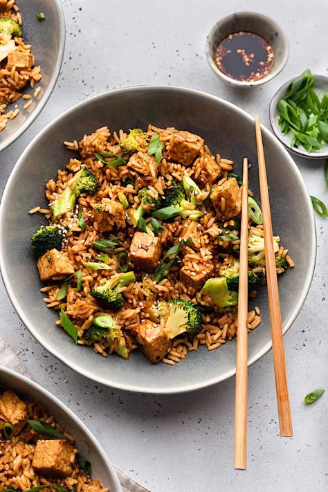 Tempeh Fried Rice - Cupful of Kale |vegan  |vegancooking |veganrecipes |veganism |veganyummies |veganlove |crueltyfreefood |comfortfood |vegancomfortfood |healthycooking |diaryfree |animalfree |meatfree |eggfree |plantbased |plantbasedlover |plantbasedcooking |plantbasedrecipes |veganfriedrice Tempeh Dinner, Tempeh Broccoli, Best Vegetarian Dishes, Vegan Tempeh, Vegan Fried Rice, Tempeh Recipes, Vegan Fish, Sweet Cooking, Broccoli Rice